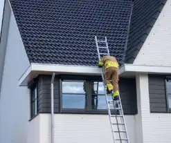 Losgekomen dakpannen goedgelegd door brandweer