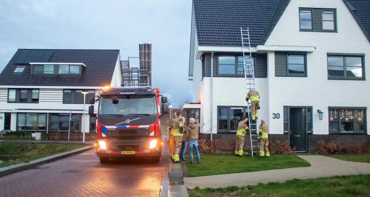 Losgekomen dakpannen goedgelegd door brandweer - Foto 1