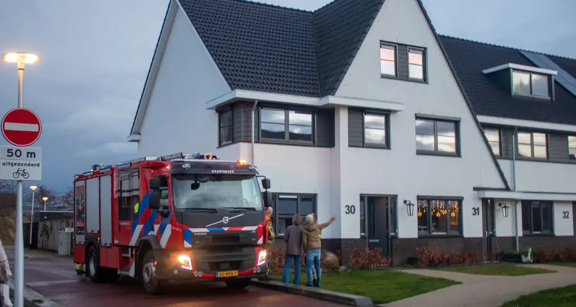 Losgekomen dakpannen goedgelegd door brandweer - Foto 2