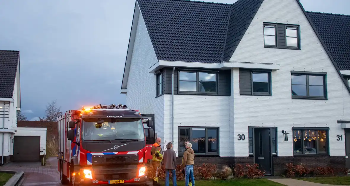 Losgekomen dakpannen goedgelegd door brandweer - Foto 3