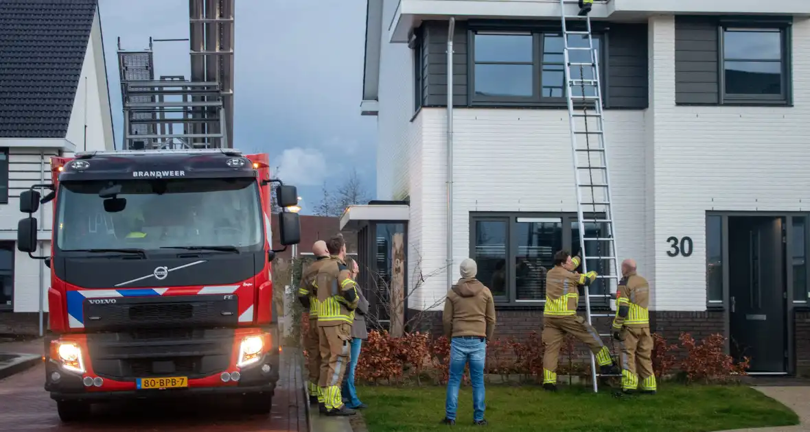 Losgekomen dakpannen goedgelegd door brandweer - Foto 4