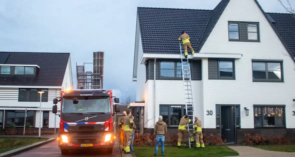 Losgekomen dakpannen goedgelegd door brandweer - Foto 5