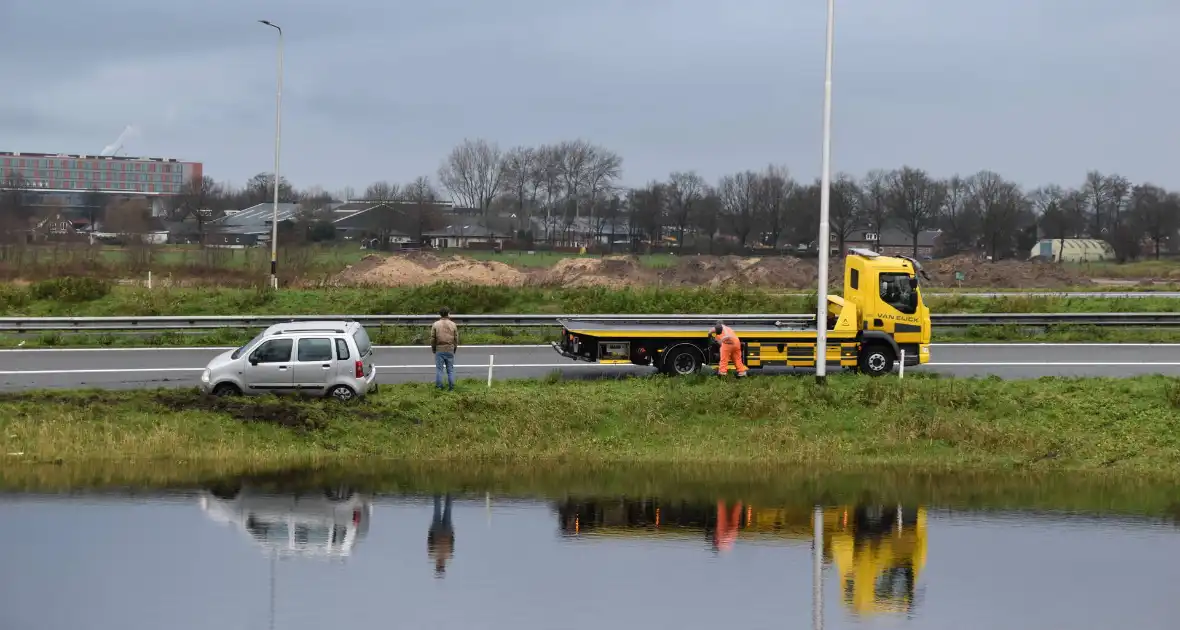 Weer vliegt een auto uit de bocht op afrit