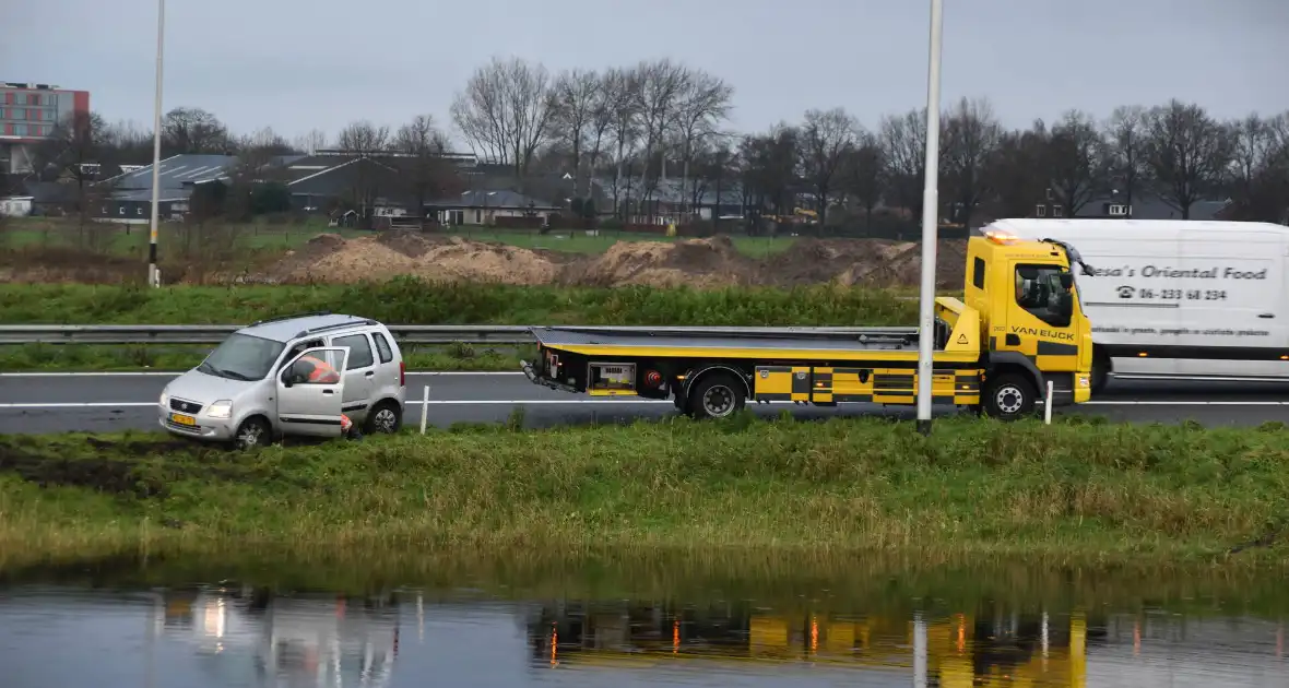 Weer vliegt een auto uit de bocht op afrit - Foto 1