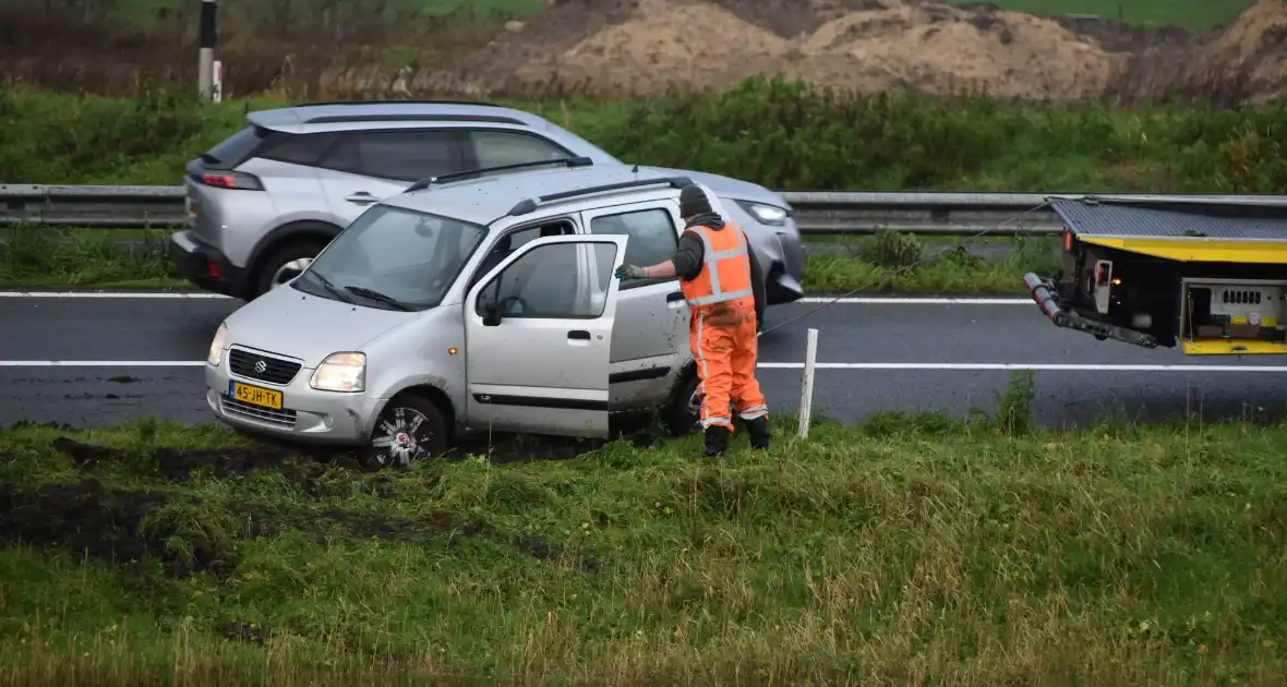 Weer vliegt een auto uit de bocht op afrit - Foto 2