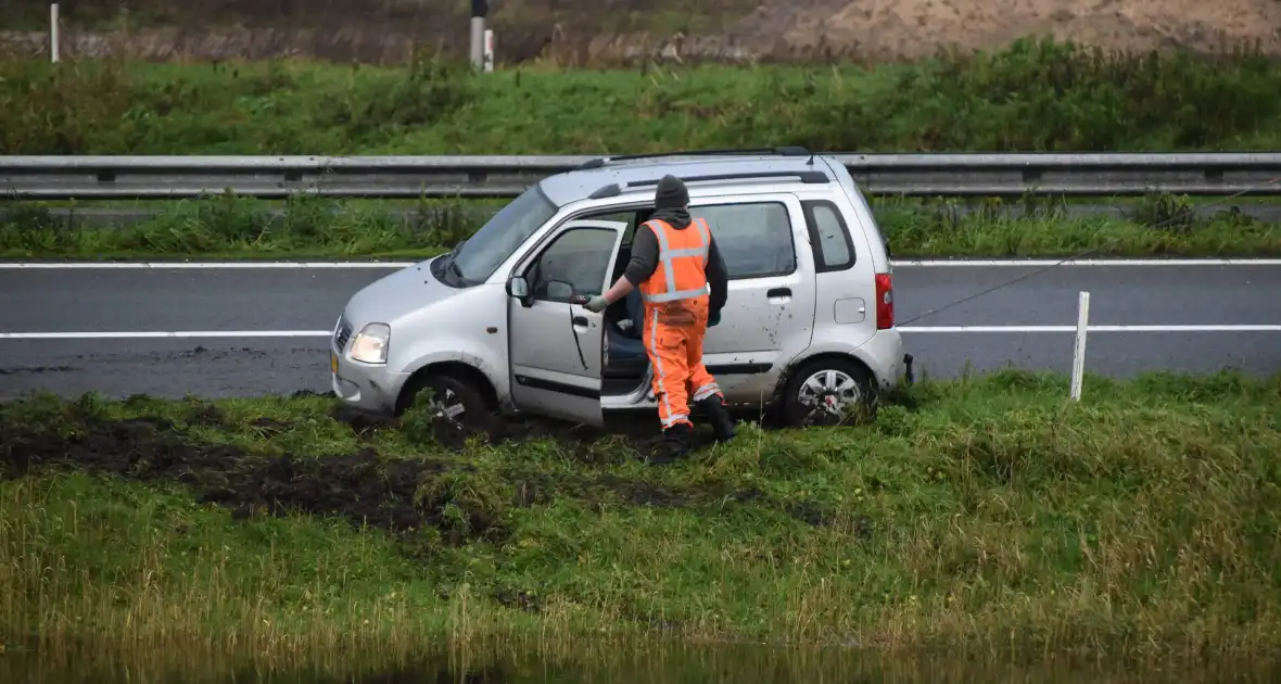 Weer vliegt een auto uit de bocht op afrit - Foto 3