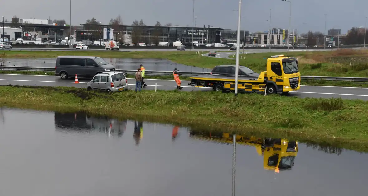 Weer vliegt een auto uit de bocht op afrit - Foto 4