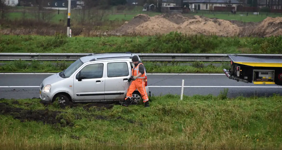 Weer vliegt een auto uit de bocht op afrit - Foto 5