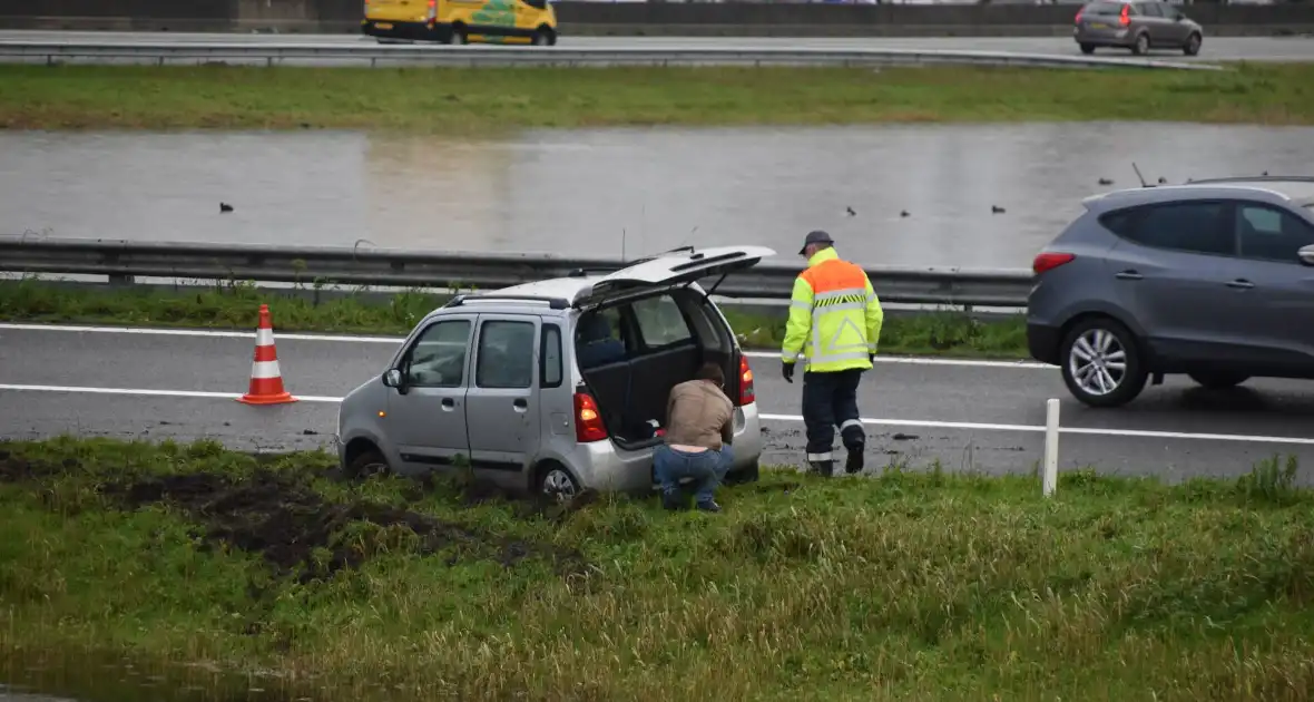 Weer vliegt een auto uit de bocht op afrit - Foto 6