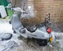 Scooter vat vlam in tuin