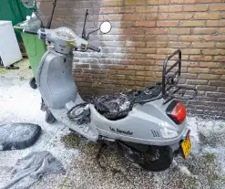 Scooter vat vlam in tuin