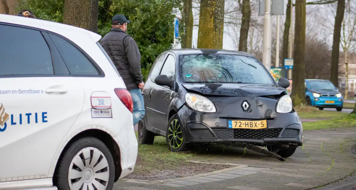 Automobilist rijdt op paal