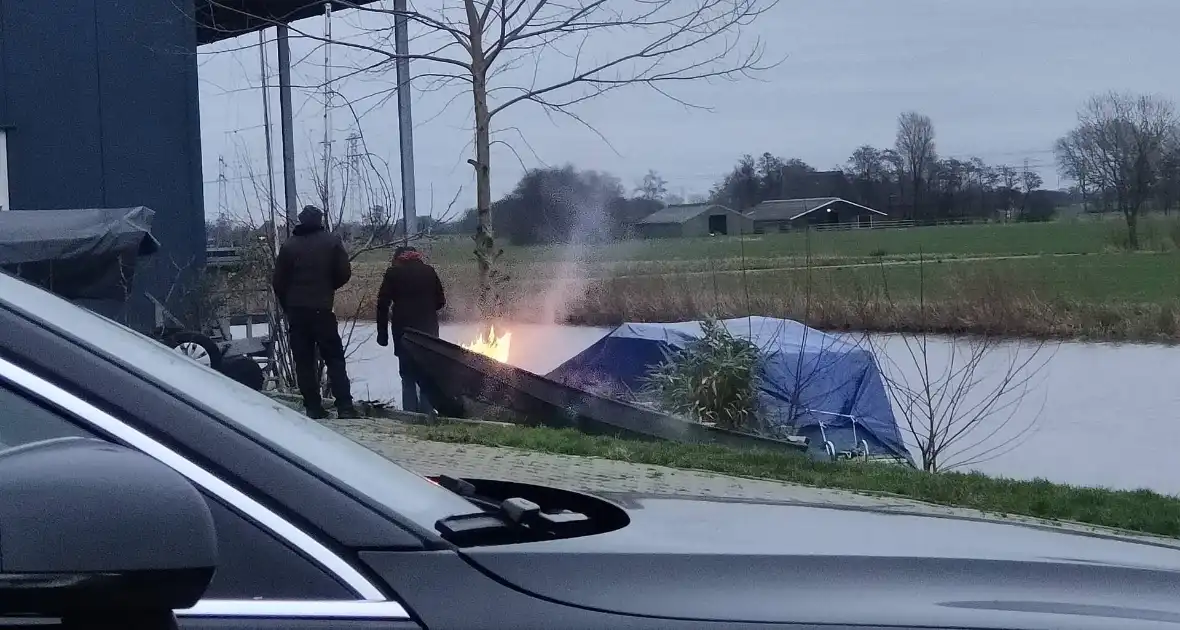 Automobilist rijdt op paal - Foto 1