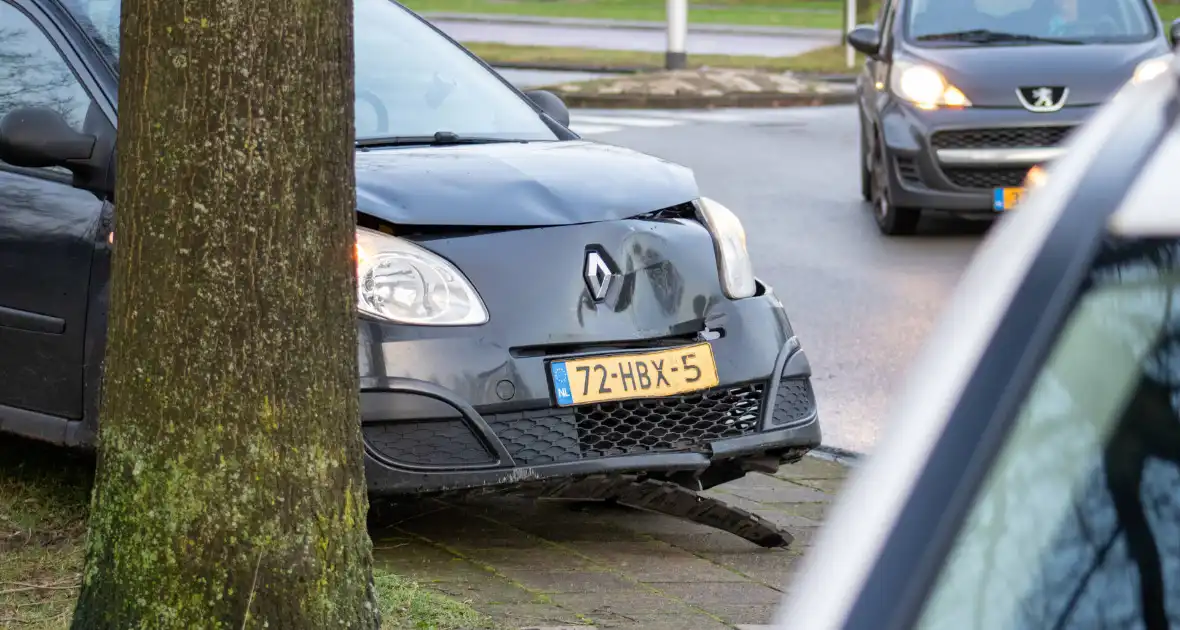 Automobilist rijdt op paal - Foto 3