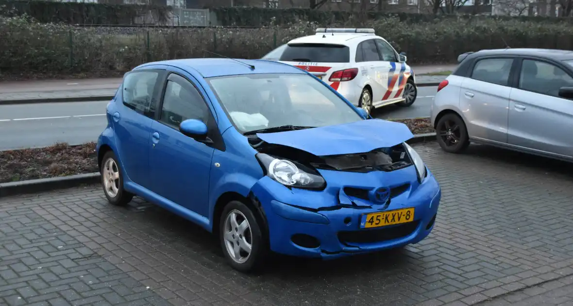 Automobilist botst tegen tunnelwand