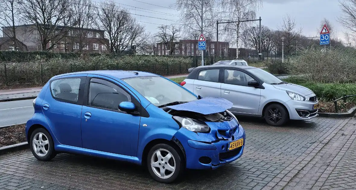 Automobilist botst tegen tunnelwand - Foto 2