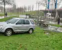 Automobilist rijdt door hekwerk van tankstation