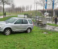 Automobilist rijdt door hekwerk van tankstation