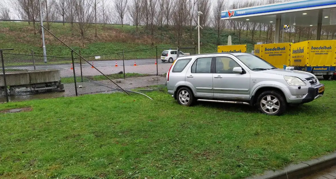 Automobilist rijdt door hekwerk van tankstation - Foto 1