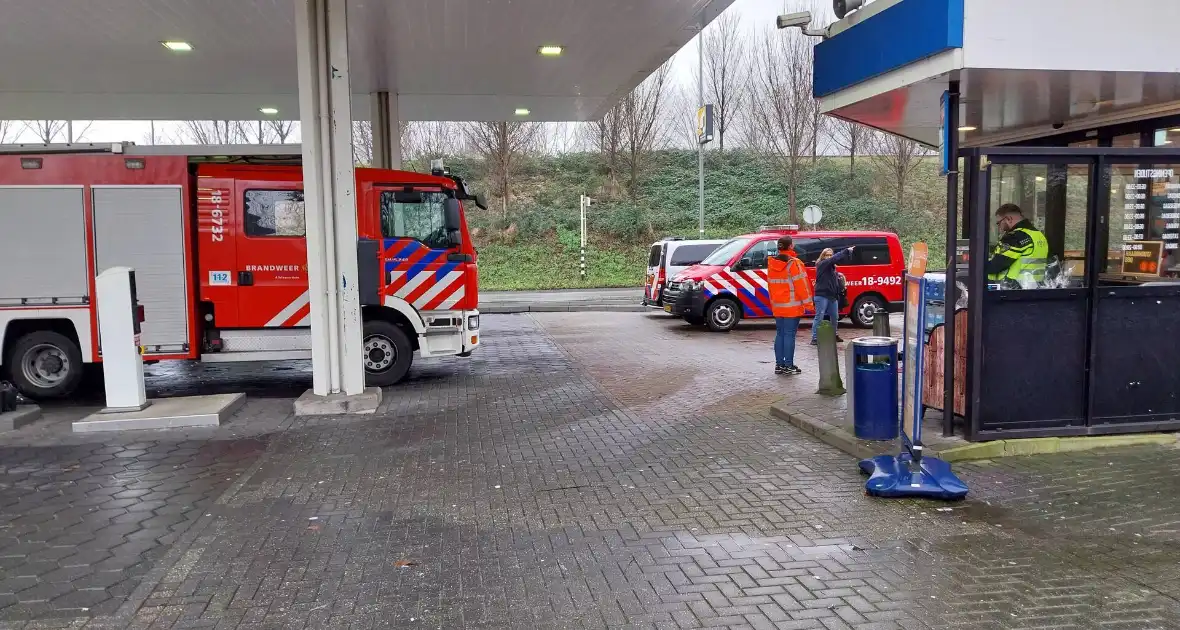 Automobilist rijdt door hekwerk van tankstation - Foto 2