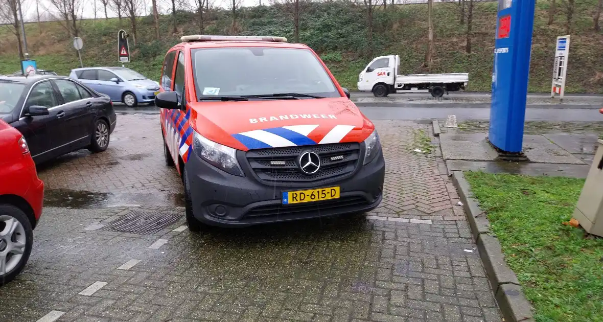 Automobilist rijdt door hekwerk van tankstation - Foto 3