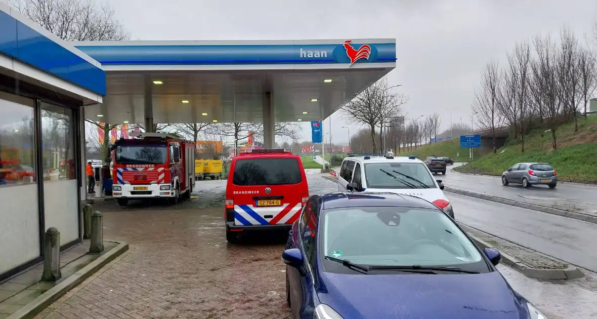 Automobilist rijdt door hekwerk van tankstation - Foto 4