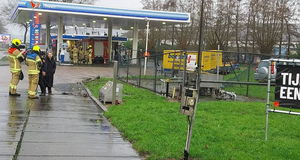 Automobilist rijdt door hekwerk van tankstation - Foto 5