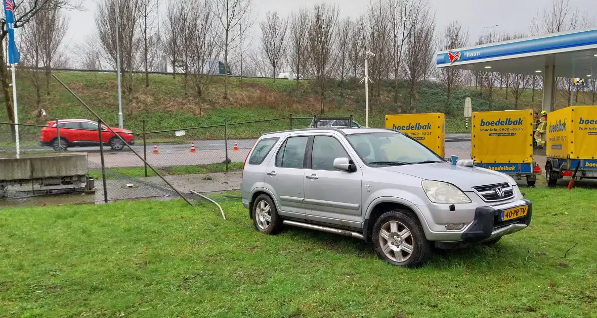 Automobilist rijdt door hekwerk van tankstation - Foto 6