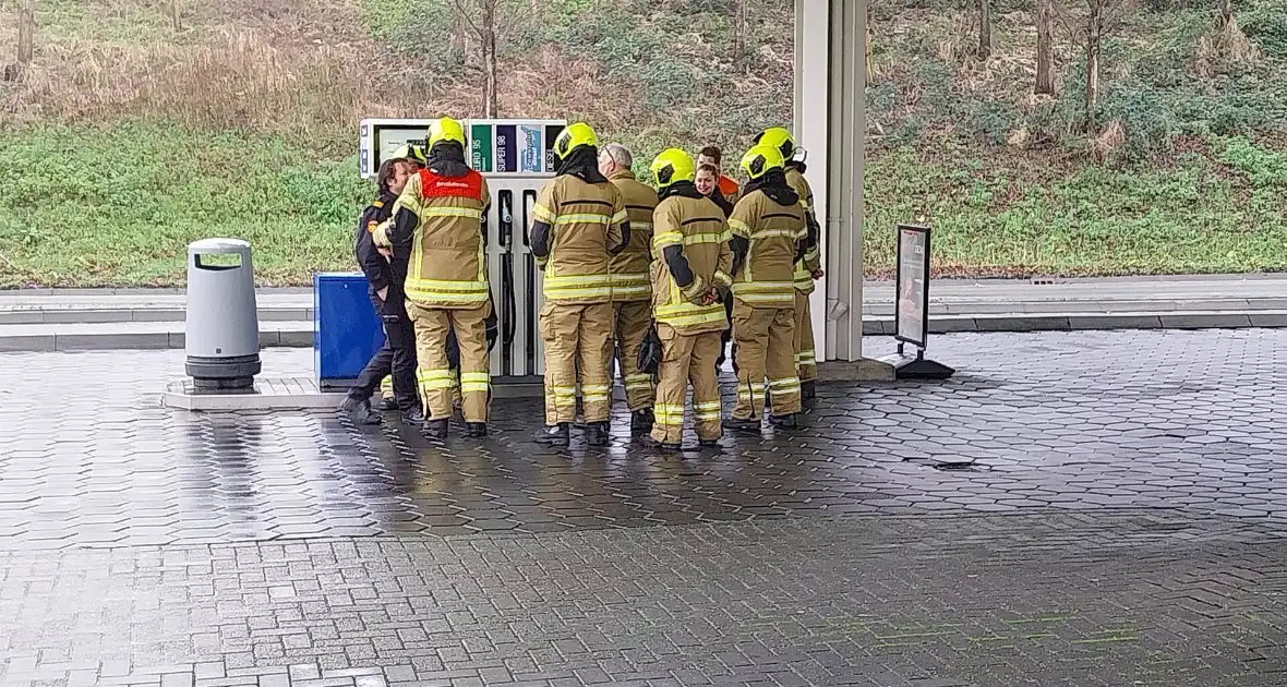 Automobilist rijdt door hekwerk van tankstation - Foto 8
