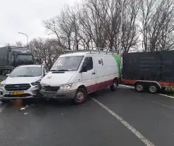 Bestelbus met aanhanger klapt op tegenligger