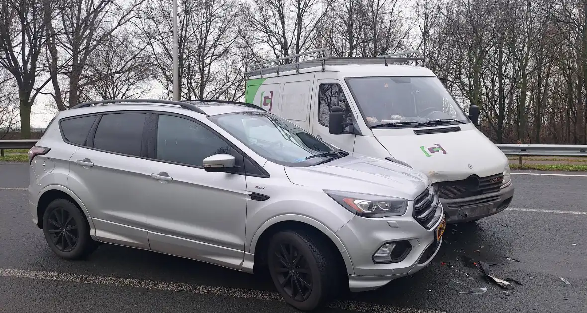 Bestelbus met aanhanger klapt op tegenligger - Foto 1