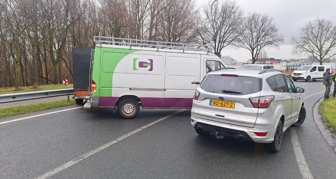 Bestelbus met aanhanger klapt op tegenligger - Foto 2