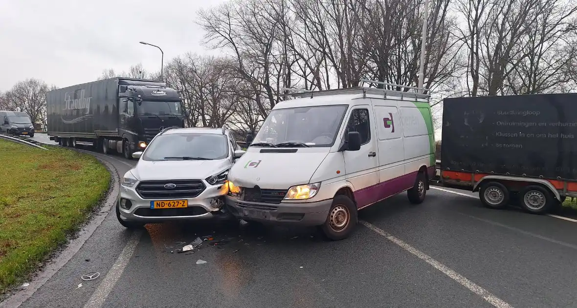 Bestelbus met aanhanger klapt op tegenligger - Foto 3