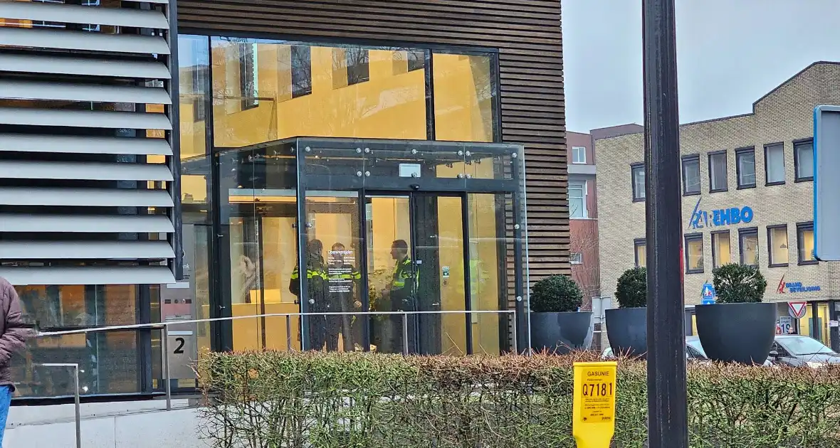 Politie ingezet nadat overval alarm afgaat bij bank - Foto 1