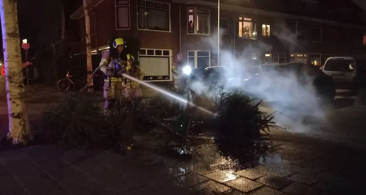 Brand in grote stapel kerstbomen - Foto 4