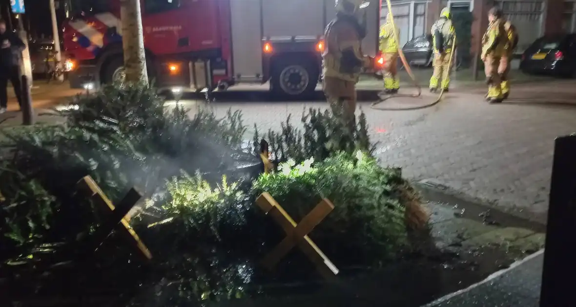 Brand in grote stapel kerstbomen - Foto 6