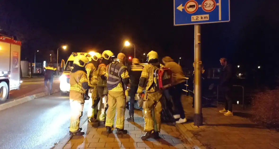 Persoon door omstanders uit water gered - Foto 4