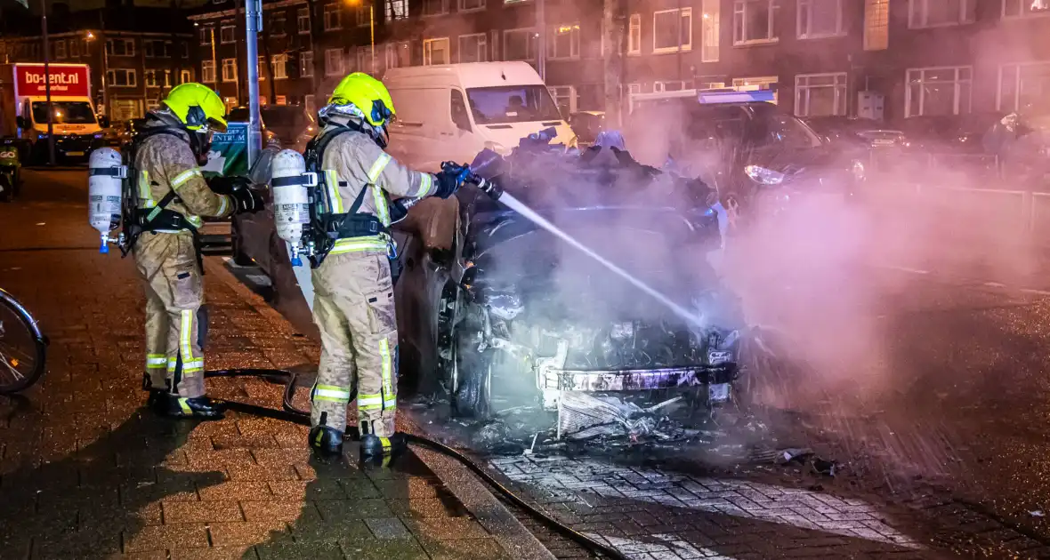 Brandweer blust in brand staande auto - Foto 2