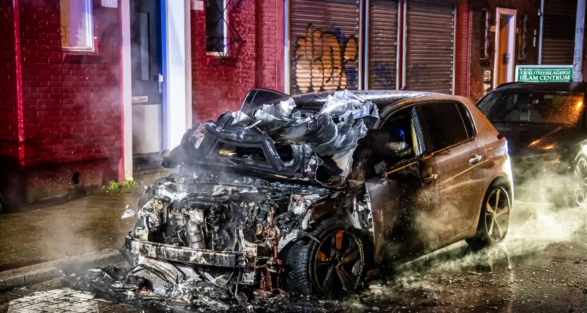 Brandweer blust in brand staande auto - Foto 5