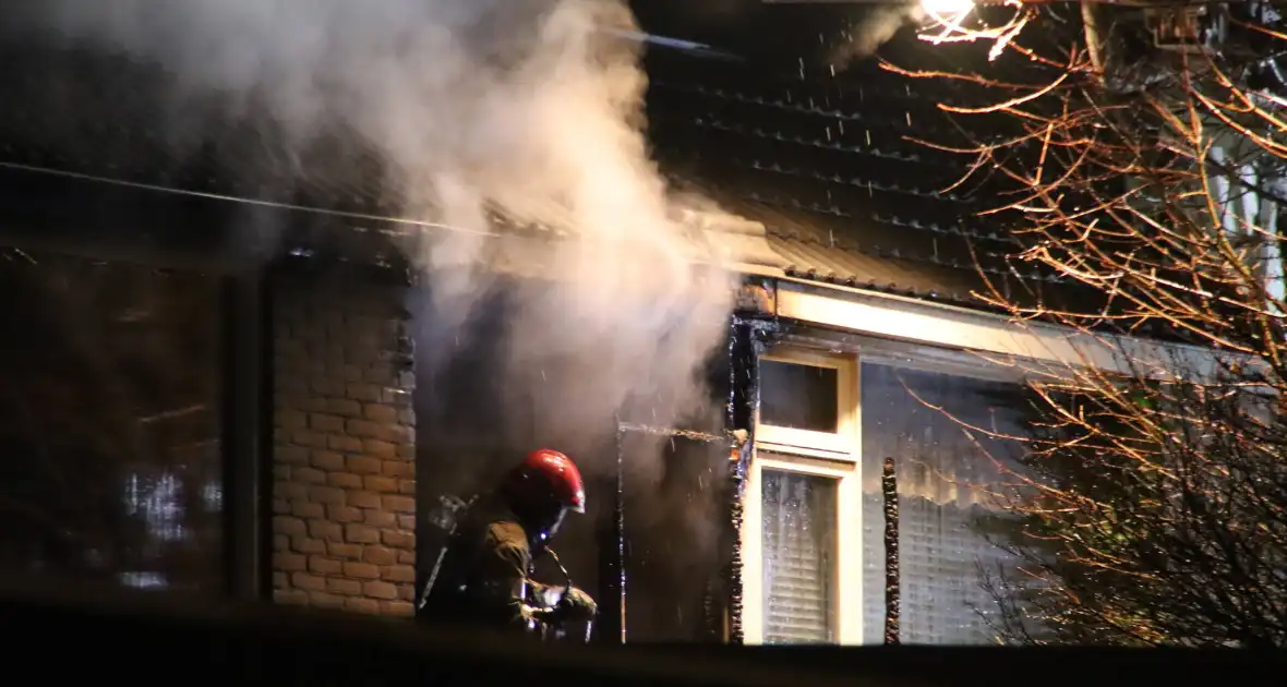 Persoon gewond bij brand in slaapkamer - Foto 12