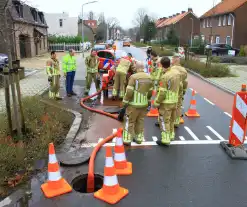 Straat onder water na overstroming riool