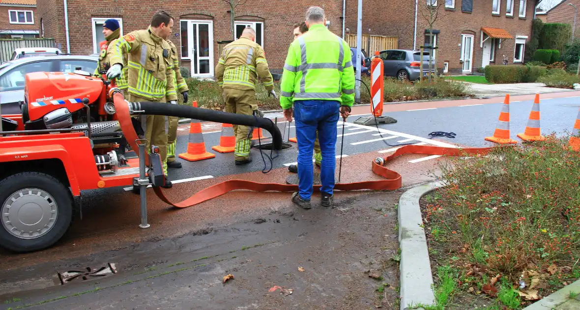 Straat onder water na overstroming riool - Foto 1