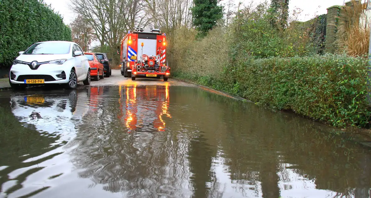 Straat onder water na overstroming riool - Foto 13