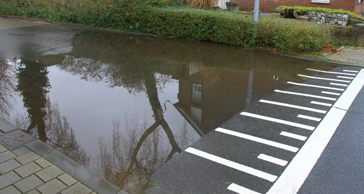 Straat onder water na overstroming riool - Foto 18