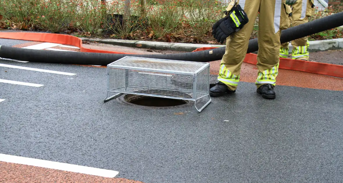 Straat onder water na overstroming riool - Foto 4