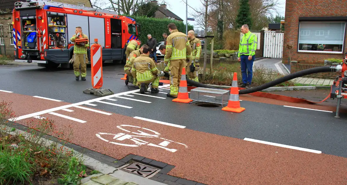 Straat onder water na overstroming riool - Foto 5