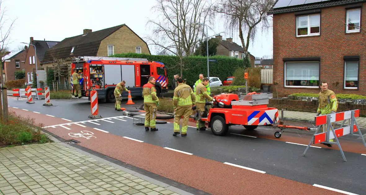 Straat onder water na overstroming riool - Foto 6