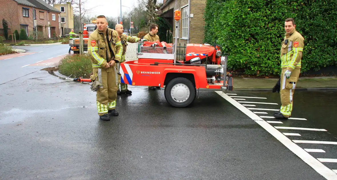 Straat onder water na overstroming riool - Foto 8