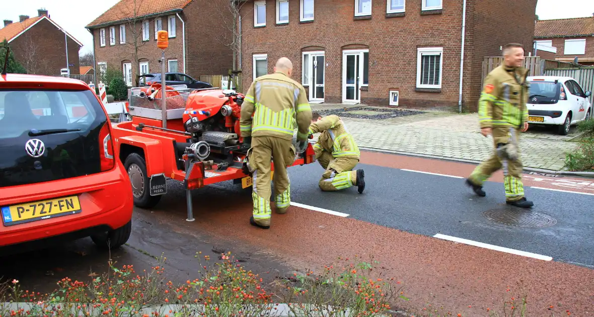 Straat onder water na overstroming riool - Foto 9