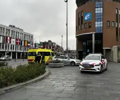 Vrouw op elektrische fiets aangereden door auto